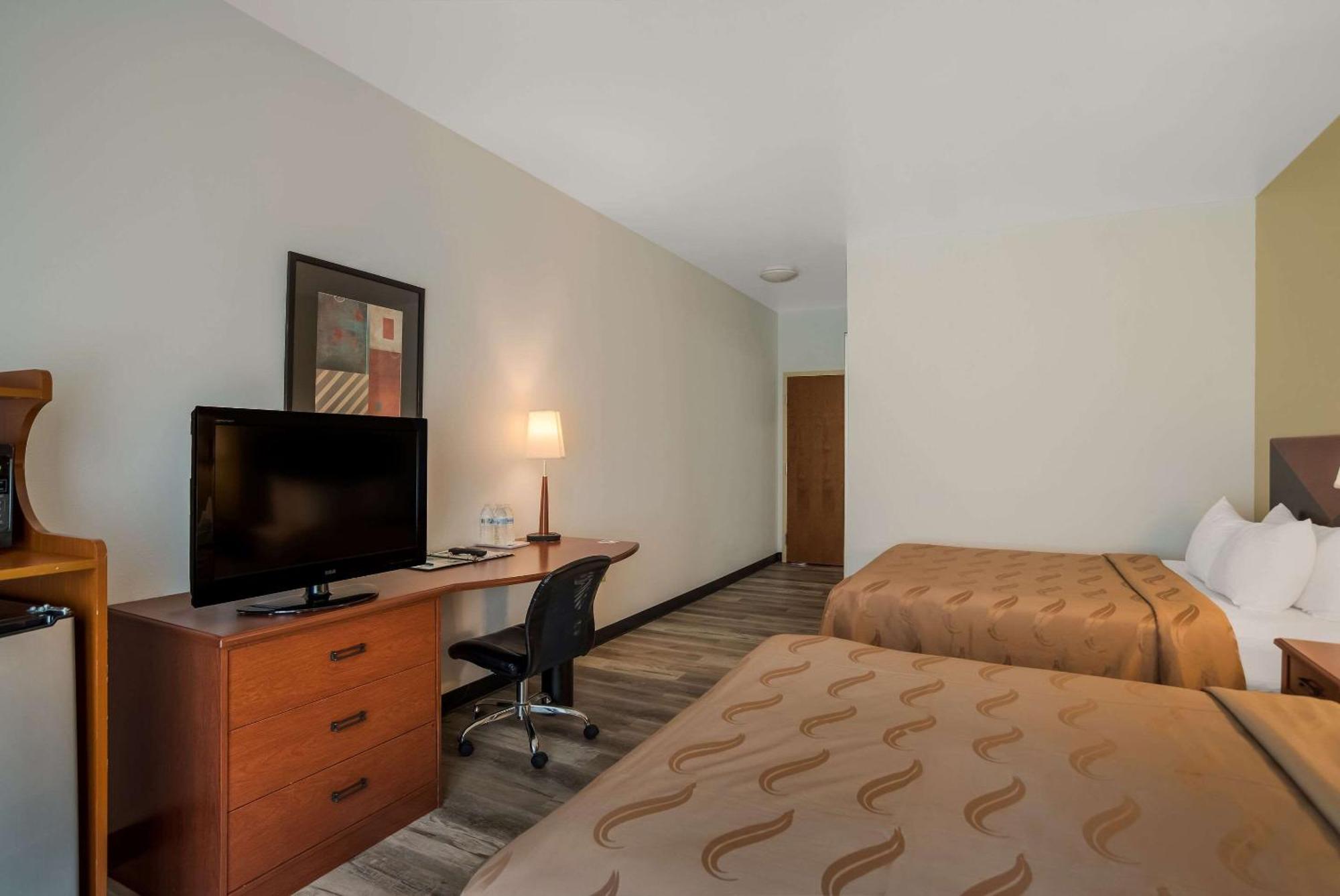 Hotel Quality & Chambersburg